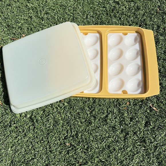 Vintage 1970s Tupperware Deviled Egg Keeper Tray w/ Inserts in Harvest Gold #723 - Picture 1 of 7